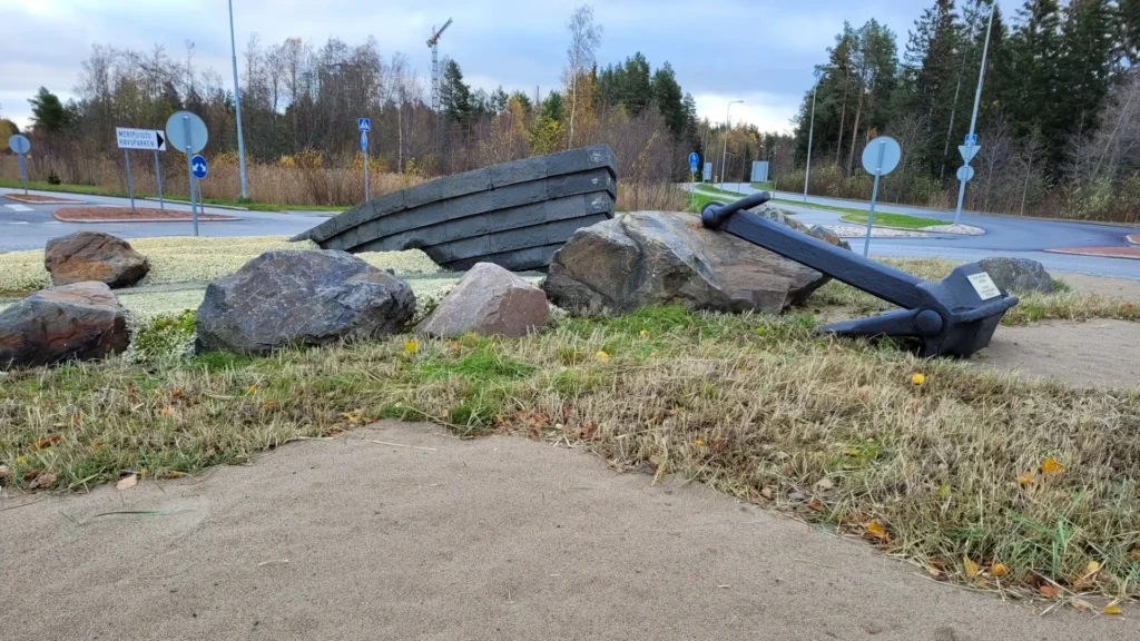 Lohkottu teknokivi vene asuntomessualueen liikenneympyrassa kokkolassa